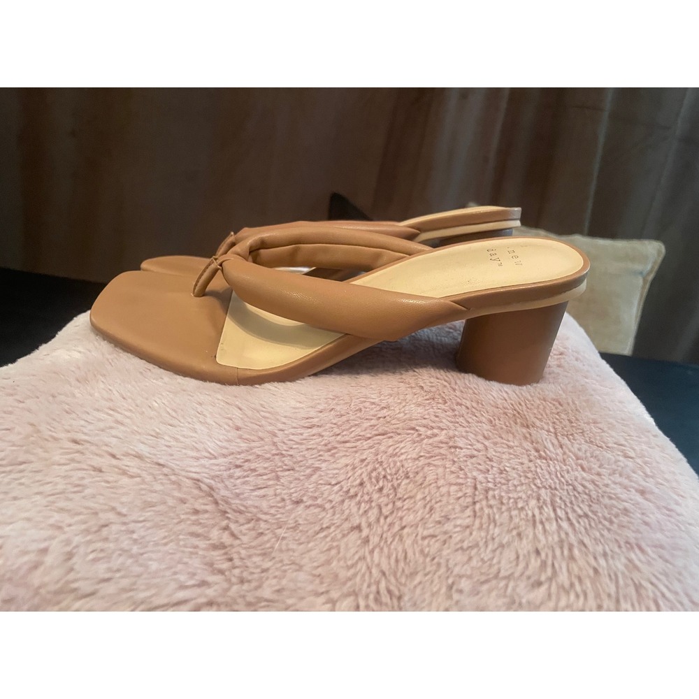 A New Day Womens Tan Padded Thong Sandals Square Toe Block Heel Brown Size 7